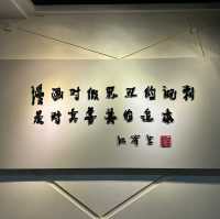 中山漫畫館：豐富藏品，閱讀室面對湖波光粼粼