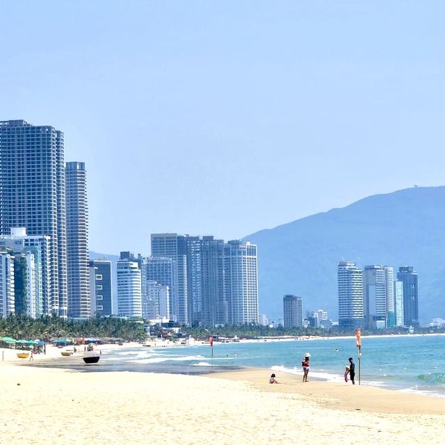 美溪沙灘-水清沙幼，海水湛藍，被譽為「東方夏威夷」