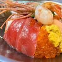 【北海道・新千歳空港】礼文島の新鮮な海産物を丼で味わえる「島の人 新千歳空港ゲートラウンジ店」