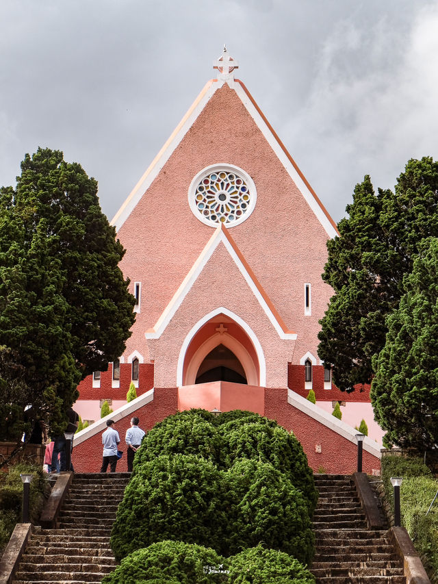 โบสถ์สีชมพูเมืองดาลัด Domaine De Marie Church