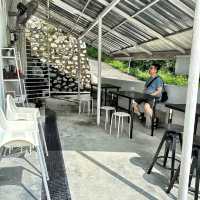 Small cafe only open in weekend 
