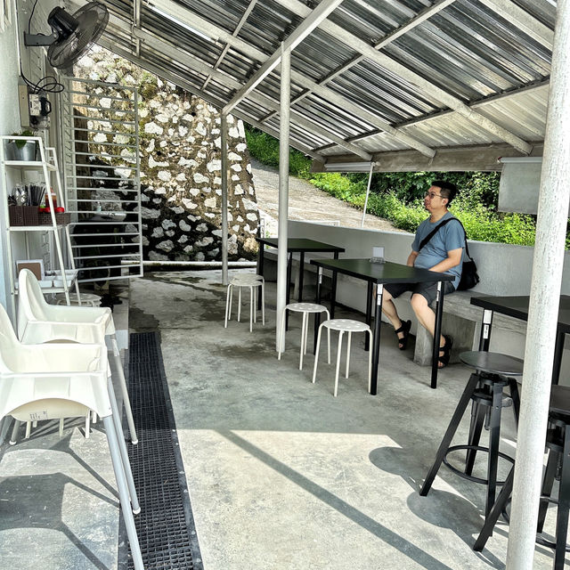 Small cafe only open in weekend 
