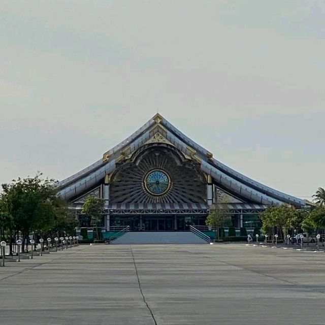 มหาวิหารทรงบาตรคว่ำ ล้ำหน้ามาก