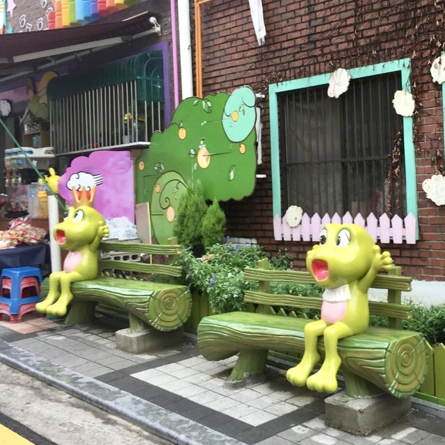 松月洞童話村-色彩繽紛的村莊，彷彿置身於童話世界中