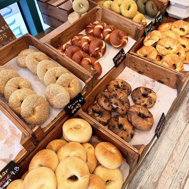 【韓国】話題のドバイチョコベーグルから変わったベーグルまでたくさんあるカフェ🥯