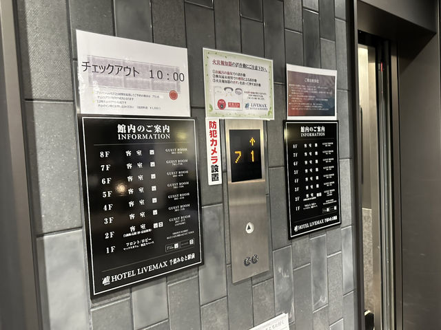 周辺には千葉市役所やモノレール『ホテルリブマックス千葉みなと駅前』