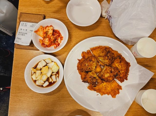 A popular snack shop at Dongdaemun Traditional Market, Soonhuinae Bindaedddeok