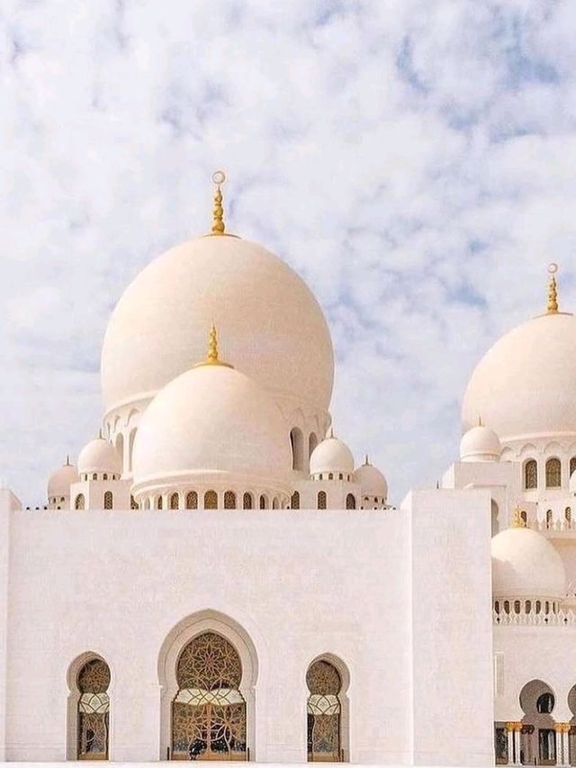 Majestic Serenity at Abu Dhabi’s Grand Mosque 🕌✨