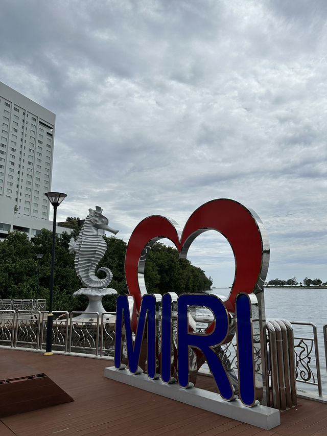 A Scenic City Walk from Waterfront to Marina Bay: Exploring Mir