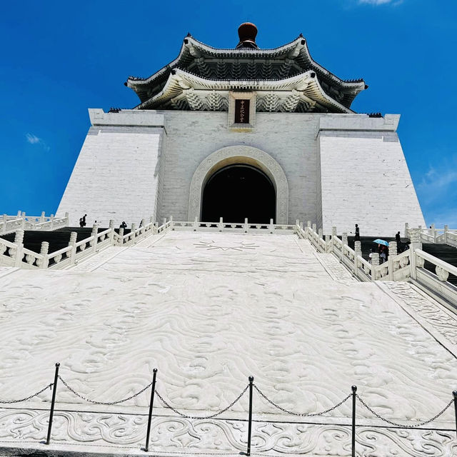 Discover the Majestic District Chang Kai-Shek Memorial Hall in Taipei