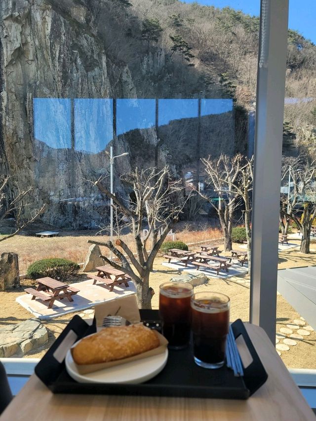 통창밖 절벽뷰가 웅장한 밀양 정원카페💛