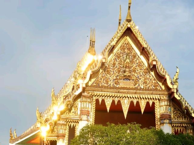 Wat Pho: A Blend of Grandeur and Familiarity