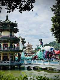 春秋閣：蓮池潭畔的神秘雙塔，走進傳奇的宗教聖地