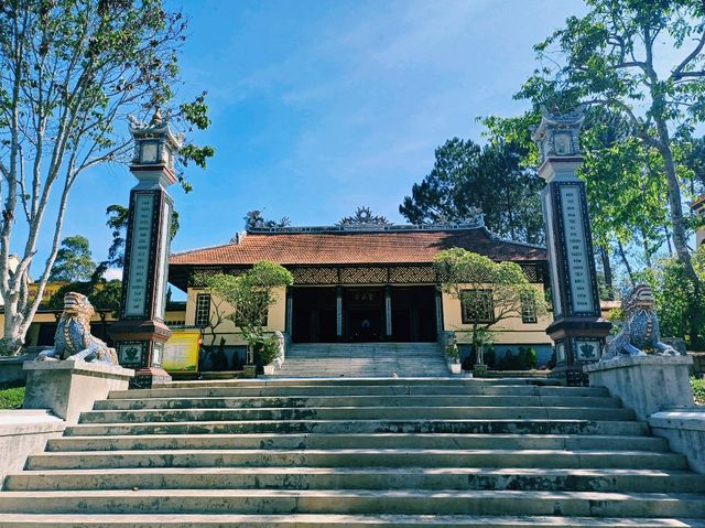 越南大叻市中心著名寺廟景點：靈光寺Chùa Linh Sơn，祈福很靈驗，適合打卡拍照📸祈福