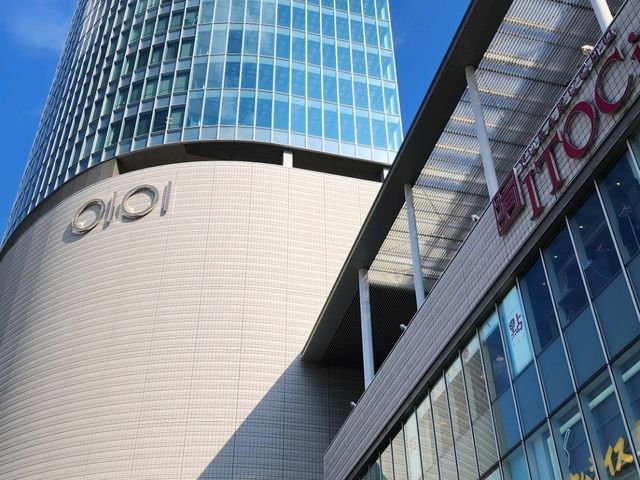 [🇯🇵東京] 都会の交差点でひと息──有楽町駅前広場で感じる日常と非日常