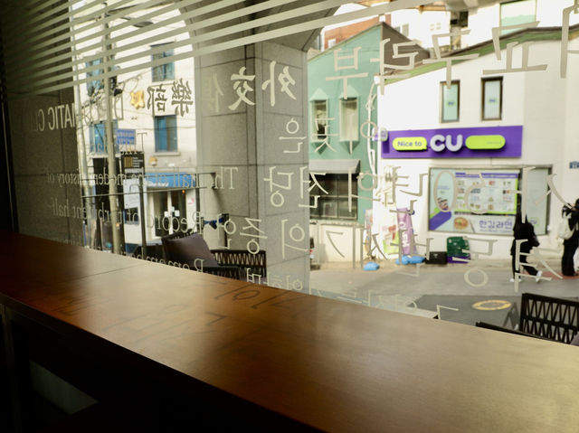 首爾明洞｜Diplomatic Club 結合咖啡香與歷史氛圍的靜謐空間☕📸