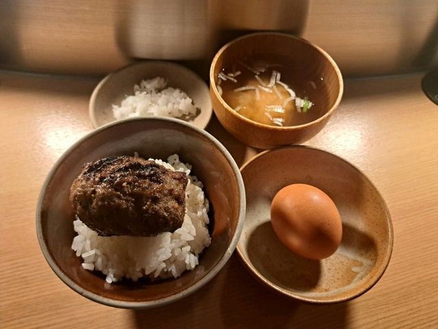 挽肉と米海港城分店😍排長龍人氣超高採用炭火燒烤的漢堡扒🥩三種不同食法分享😊