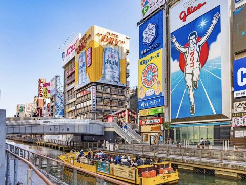 Kawasan Dotonbori Osaka dengan neon dan kanal pada malam hari
