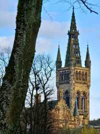 The Iconic Tower of the University of Glasgow 🏰✨📚🌳🌤️