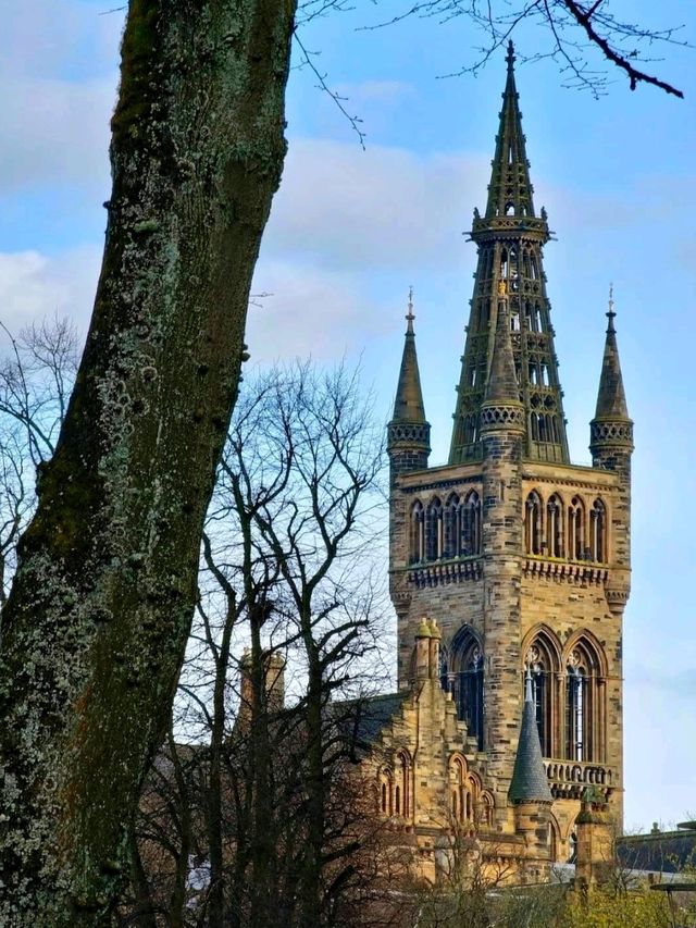 The Iconic Tower of the University of Glasgow 🏰✨📚🌳🌤️
