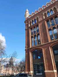 It's a beautiful building, reminiscent of Edinburgh's style, Definitely worth seeing