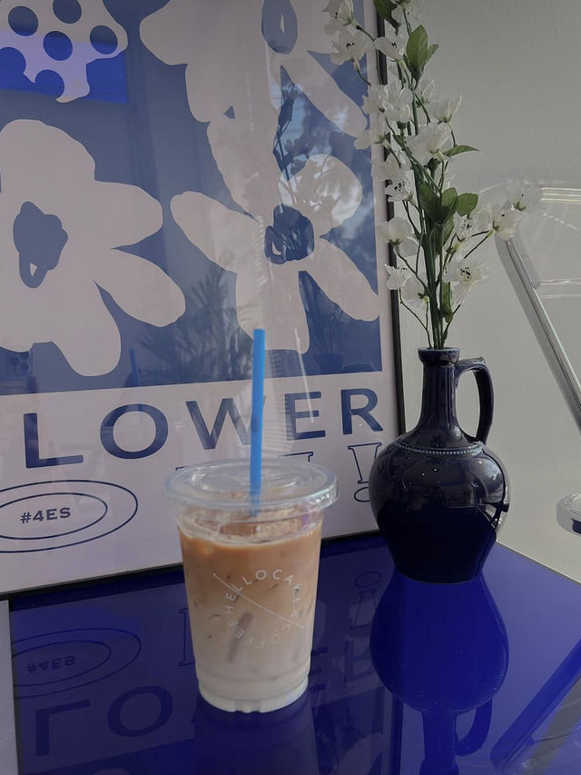 𝙃𝙚𝙡𝙡𝙤.𝙘𝙖𝙠𝙚&𝙘𝙤𝙛𝙛𝙚𝙚 คาเฟ่สีน้ำเงินขาว