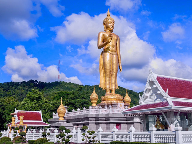 🕌 Wat Hat Yai Nai: A Backpacker’s Guide to Thailand’s MASSIVE Reclining Buddha!  
