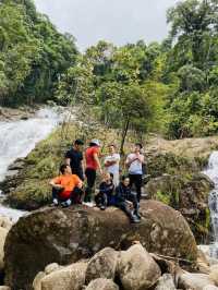 【Sebako Waterfall：穿越雨林，只為一場瀑布盛宴】 🌿🌊⛰️