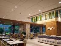 敘日全日餐廳就位於台北六福萬怡酒店的7樓，主打開放式廚房和各種豐盛的美食佳餚
