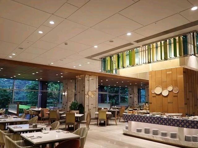 敘日全日餐廳就位於台北六福萬怡酒店的7樓，主打開放式廚房和各種豐盛的美食佳餚