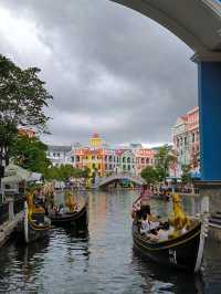 【Gondola Water Taxi】沿岸有瑰麗色彩之排屋可供欣賞！
