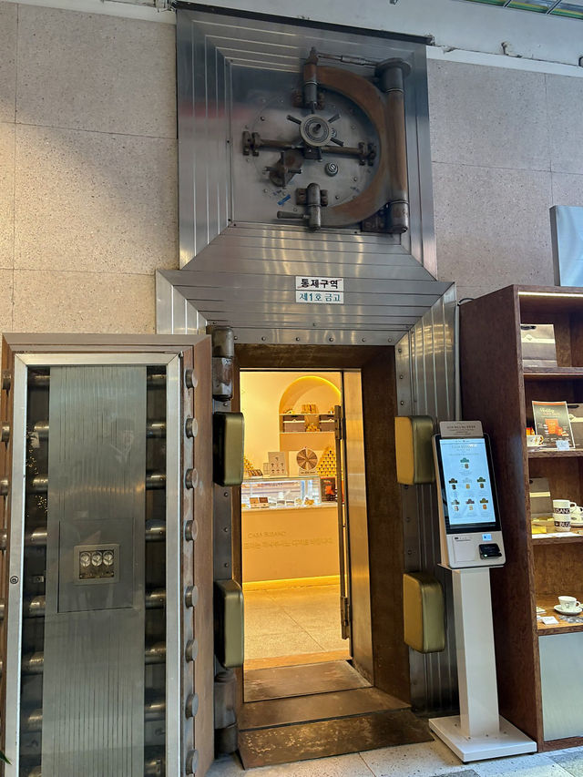옛날 한국은행 금고가 카페로 변하다?☕️