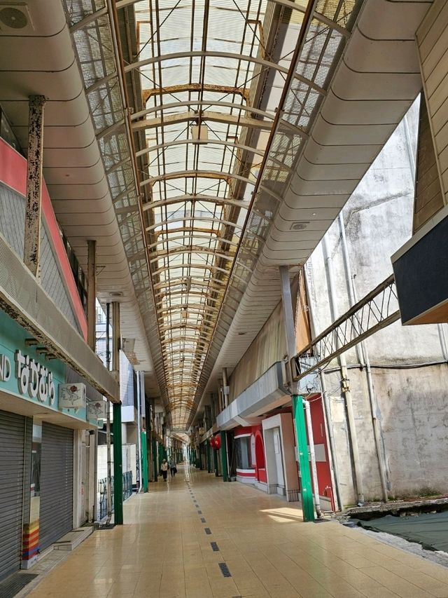伊勢市最長商店街道，鐵道旁的〔しんみち商店街〕