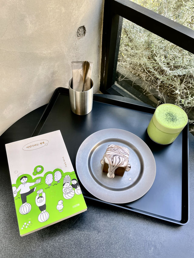 모노톤 갬성에 빠지다✨ Loveless Coffee에서의 한 잔
