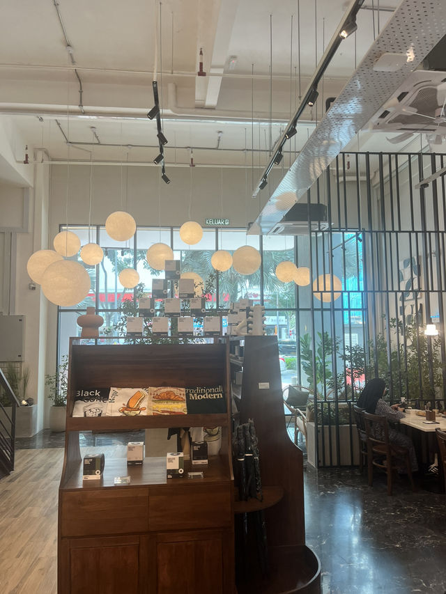 A First Taste at Guan’s Café – Where Tradition Meets Modern Comfort