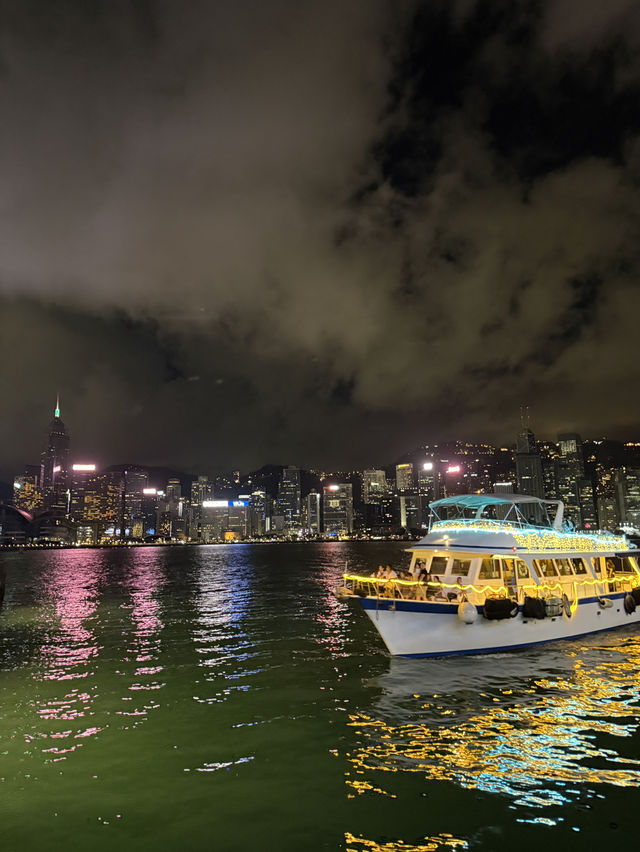 🌃維多利亞港夜景這樣看才對！喝著奶茶坐觀景台，靜靜擁抱香港的夜✨🧋