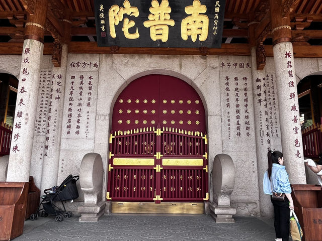 Nanputuo Temple: Where Incense Meets Instagram (And Your Calm Finds You)"** 🏯