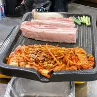 서울 여행 / 진짜 맛있는 구워주는 고깃집 맛집 통김치삼겹살