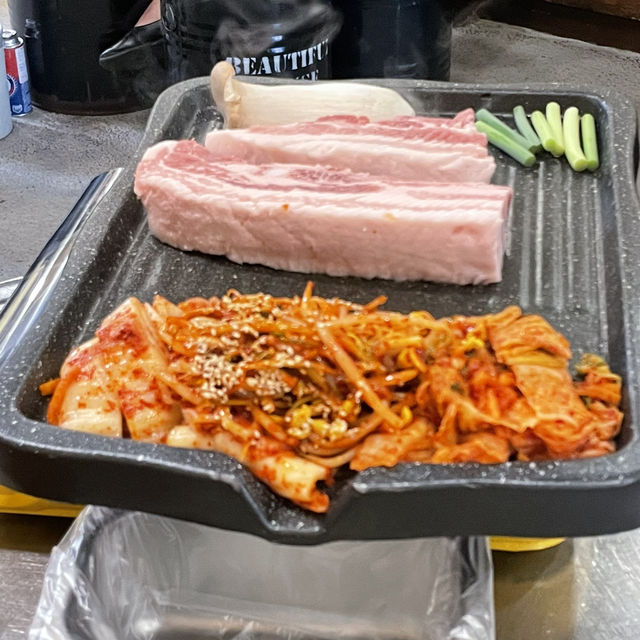 서울 여행 / 진짜 맛있는 구워주는 고깃집 맛집 통김치삼겹살
