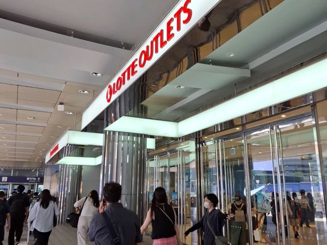 首爾車站一出來就能血拼！來逛【樂天Outlet＋樂天超市】
