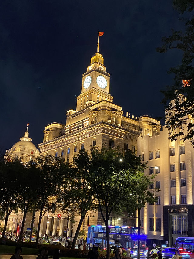 上海外灘，看夜景，也看上海的新與舊。