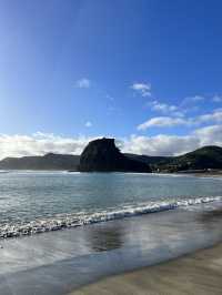 紐西蘭旅遊景點🌊 Piha Beach｜西岸黑沙與獅子岩的野性呼吸