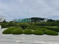 경건한 마음으로 산책하는 공원