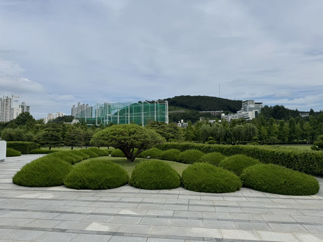 경건한 마음으로 산책하는 공원