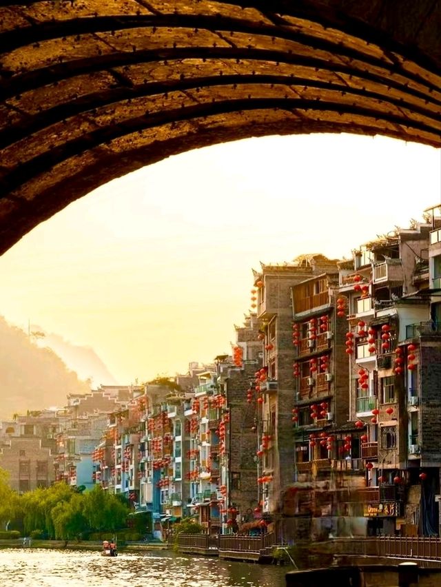 River Bends and Chill Streets in Zhenyuan Ancient Town