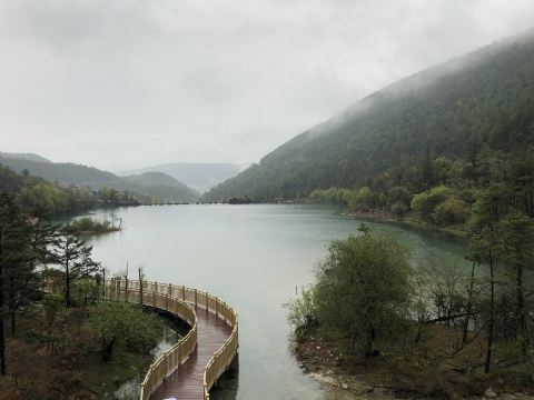 藍月谷（Blue Moon Valley）｜雲南省・麗江 「白い石と青い水が