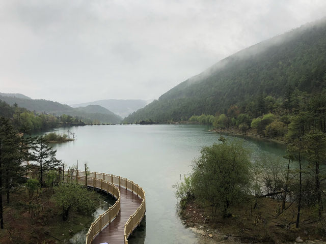 【藍月谷（Blue Moon Valley）｜雲南省・麗江 「白い石と青い水が織りなす、雪山のふもとの幻想エリア」】