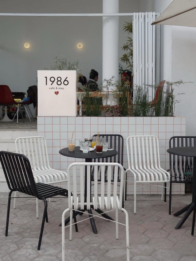 1986 Cafe & Stay