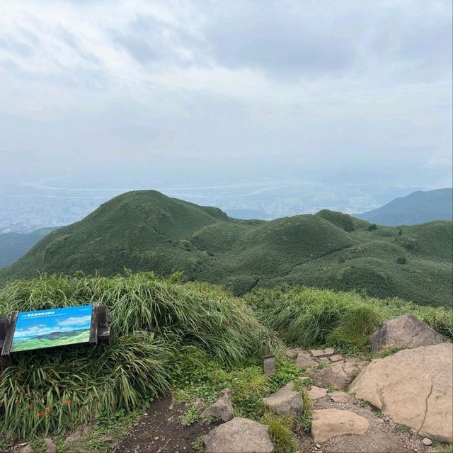 Hiking to the Top of Taipei, Qixing Mountain Main Peak Vibes