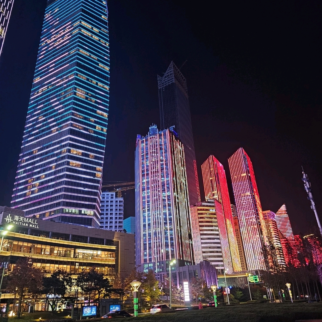 #旅行行程
🌛 夜晚
📍 五四廣場及週邊步道
夜晚的五四廣場更值得一去!
廣場距離我住的地方附近的海天購物中心步行20分鐘即可到達。
周圍的夜生活讓我想起了兒時夢想中的賽博龐克世界,所以夜間漫步絕對不容錯過! !
📍 台東夜市
在五四廣場拍完照後,前往捷運站逛逛台東夜市!
我覺得台東夜市的魅力在於中華飲食文化與多元歐式建築的融合。與其吃晚餐,不如去逛街邊小吃,盡情享受青島的夜生活。
📍 明月山:不夜城
山海花園距離8號線紅島站步行10分鐘!我想它的名字應該是因為它夜晚耀眼的光芒。
你可以在一個中式主題樂園體驗中國文化,最重要的是,還能看到美人魚表演!我覺得這是你第二天晚上去玩的好地方。
🌞白天
📍中山路
中山路附近有地藏市場和天主教堂,所以如果你在黎明前去,你可以看到真正配得上青島「中國歐洲」美譽的建築。
我媽媽來青島之前並不特別想去中國,但來了青島之後,她就愛上了這裡。在所有地方中,中山路是她最喜歡的!我強烈推薦。
📍碼頭
其實人太多了,我覺得沒必要走那麼遠。 「有海嗎?」如果你經過,我建議你順便去看看。
📍 遊艇俱樂部
去之前我還納悶為什麼要特意跑去遊艇俱樂部,但進去之後,我完全被它美麗的景色迷住了。這是一個真正美麗的街區,與歐式廣場完美融合,所以我覺得它是青島行程中必去的地方!
📍 啤酒博物館
如果你喜歡啤酒,我推薦你去。如果你不喜歡,你可以不去。
我不太喜歡啤酒,所以我覺得沒必要去!
#九月旅遊支援活動 #青島旅遊 #五四廣場 #明月山夜海 #中山橋